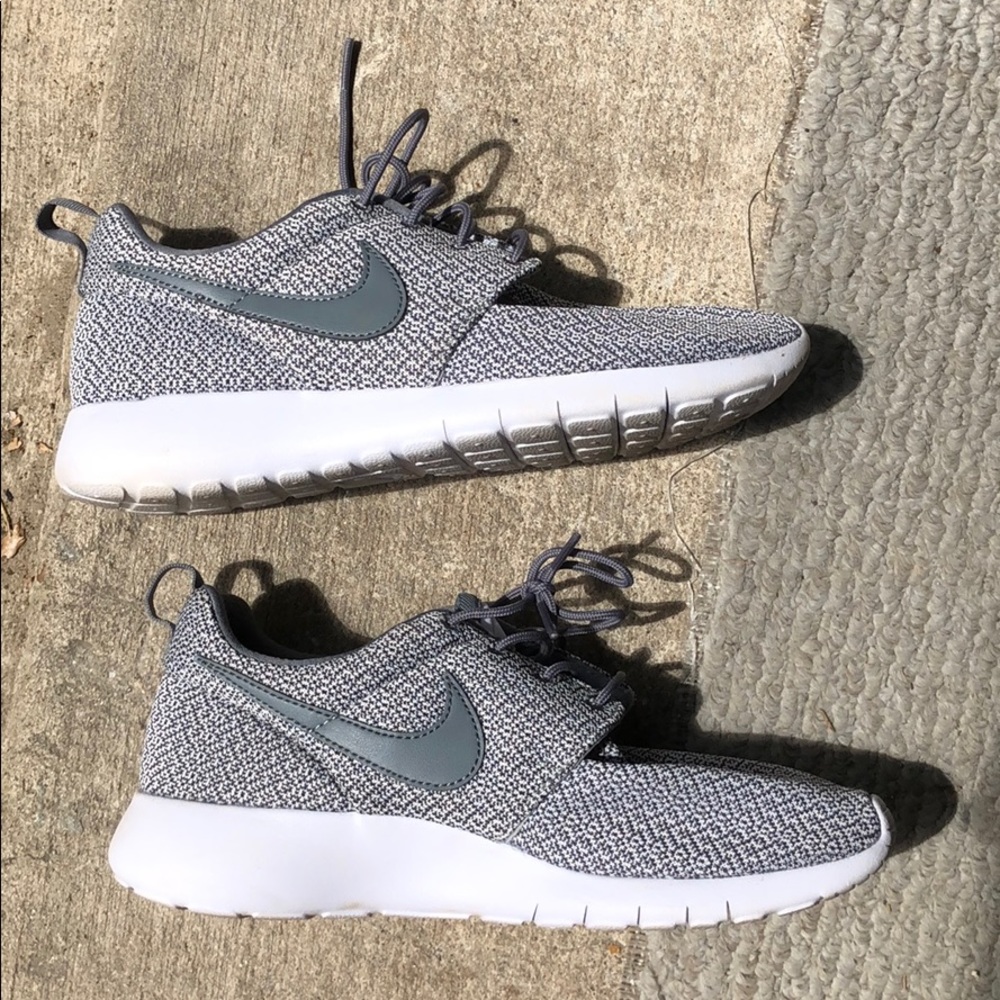 Women’s Nike Roshe gray knit sneakers